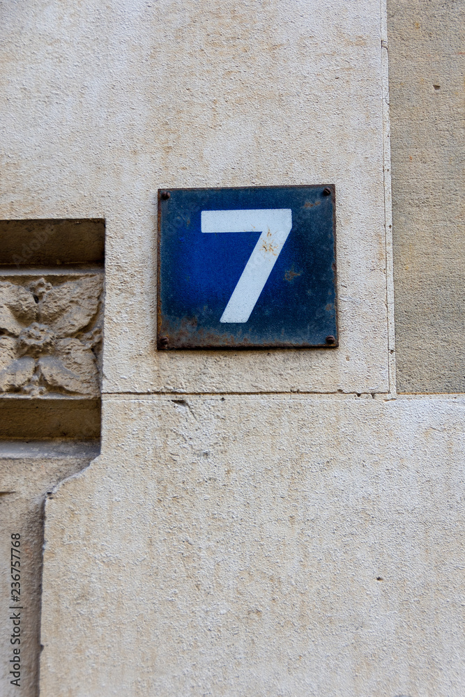 Numéro 7, plaque de numérotation d'immeuble, style français, Paris, France