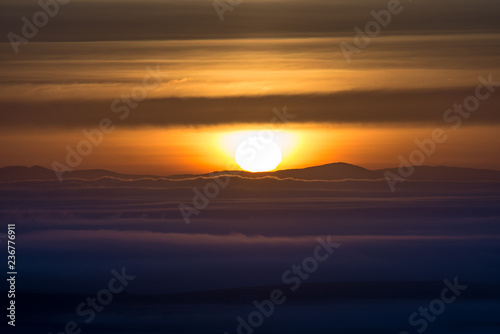 Nascer do sol com nevoeiro  © Luis