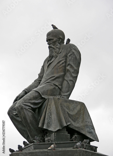 Denkmal Dostoevskijs in Moskau mit Tauben besetzt photo