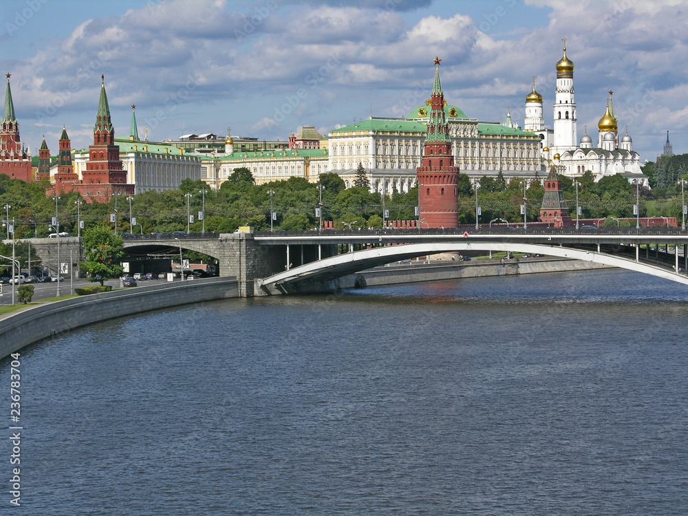 Moskau Statdansicht mit Fluss vorne und Kreml im Hintergrund
