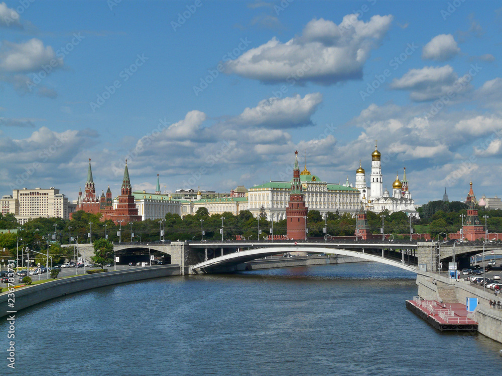 Moskau Statdansicht mit Fluss vorne und Kreml im Hintergrund
