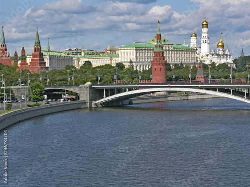 Moskau Statdansicht mit Fluss vorne und Kreml im Hintergrund 