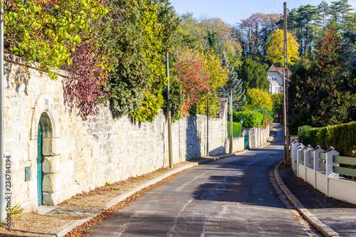 Small street and houses in Auvers-sur-Oise