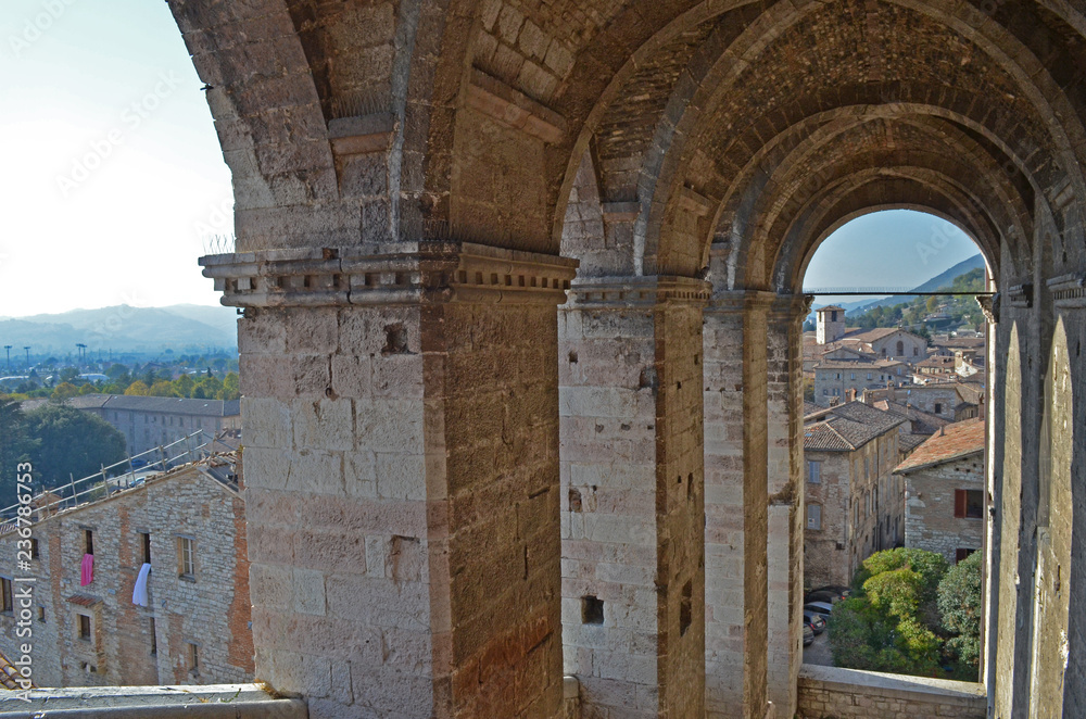 Archi di sole a Gubbio. Architettura medievale in Umbria. Castelli italiani