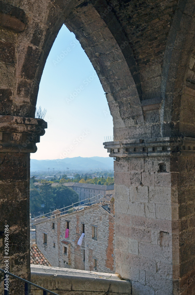 Archi di sole a Gubbio. Architettura medievale in Umbria. Castelli italiani