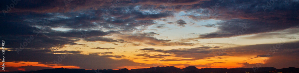 Obraz premium Himmel bei Abenddämmerung