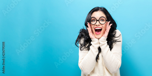 фотографія Surprised young woman posing on a solid background