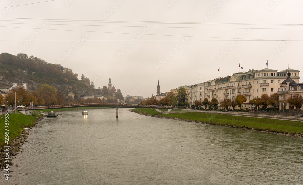 Fototapeta premium Salzburg River in the Fall