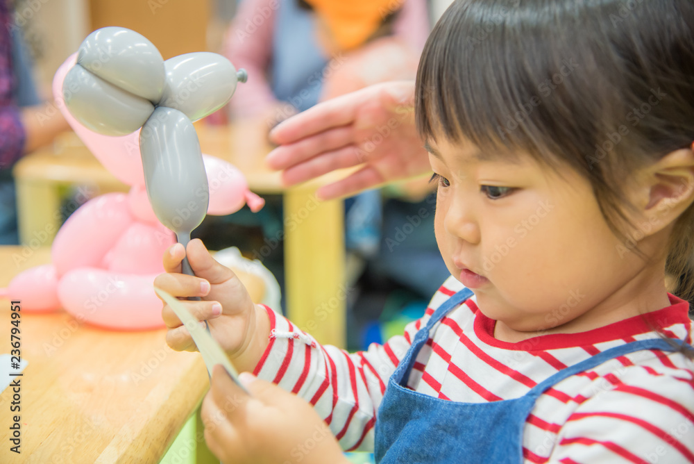 保育園で遊ぶ子供