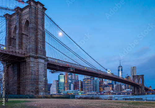 Brooklyn Bridge and New York Skyline © Terje