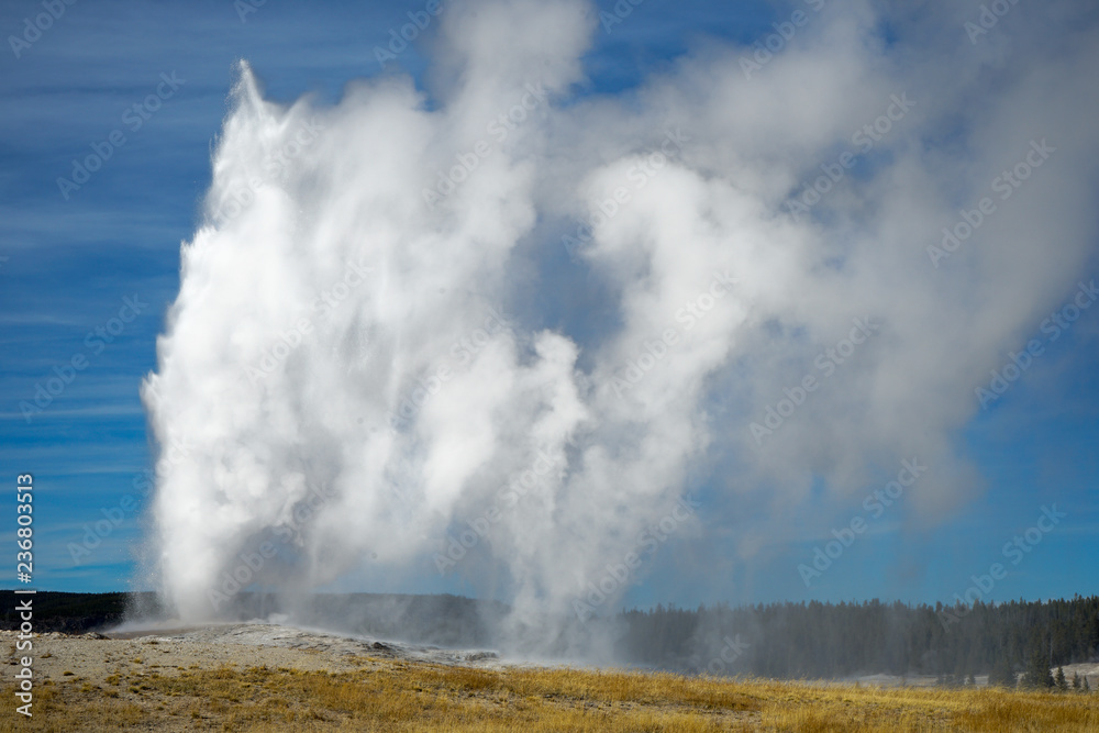 old faithful geyser yellowstone