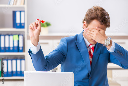 Photos Businessman throwing dart in business concept