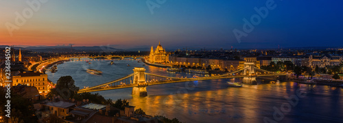 Budapest - Kettenbrücke und Parlamentsgebäude 