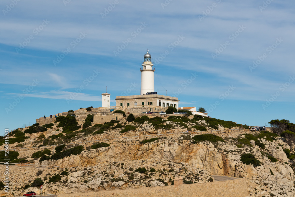 Das beliebte Reiseziel am Cap de Formentor auf Mallorca. Der weisse Leuchturm vor einem schönen Himmel auf einem hohen Berg