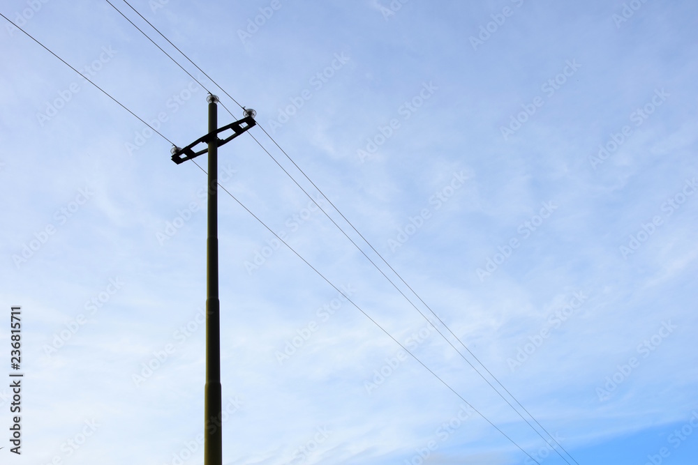 Energieversorgung, Elektrizität, Strommast mit Stromkabel freigestellt vor hellen Hintergrund