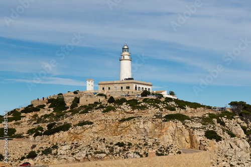 Das beliebte Reiseziel am Cap de Formentor auf Mallorca. Der weisse Leuchturm vor einem schönen Himmel auf einem hohen Berg