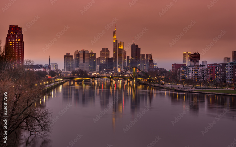 Frankfurt am main stadtzentrum mit rotem himmel beim sonnenuntergang