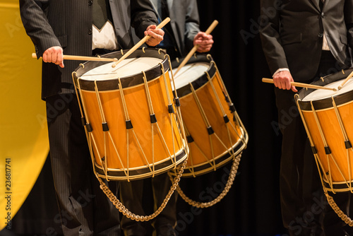 trommeln und tampoure beim spielen musizieren