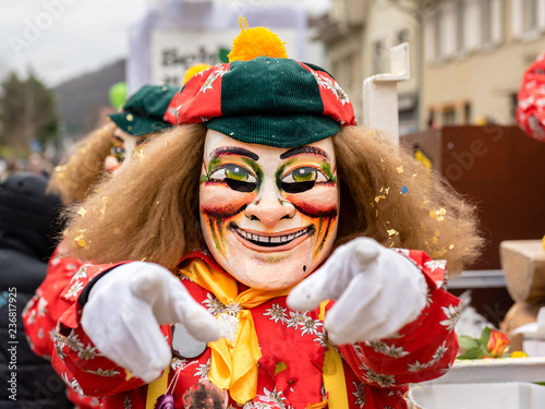 Fasnachtslarve mit geste zeigt auf dich mit beiden händen