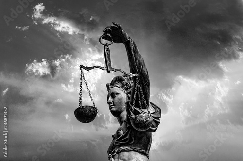Bilde på lerret Statue of Lady Justice in front of the Romer in Frankfurt