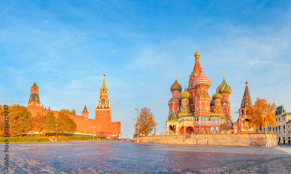 Naklejka premium Moskwa, panorama Placu Czerwonego, Cerkiew Wasyla Błogosławionego, atrakcje turystyczne Rosji