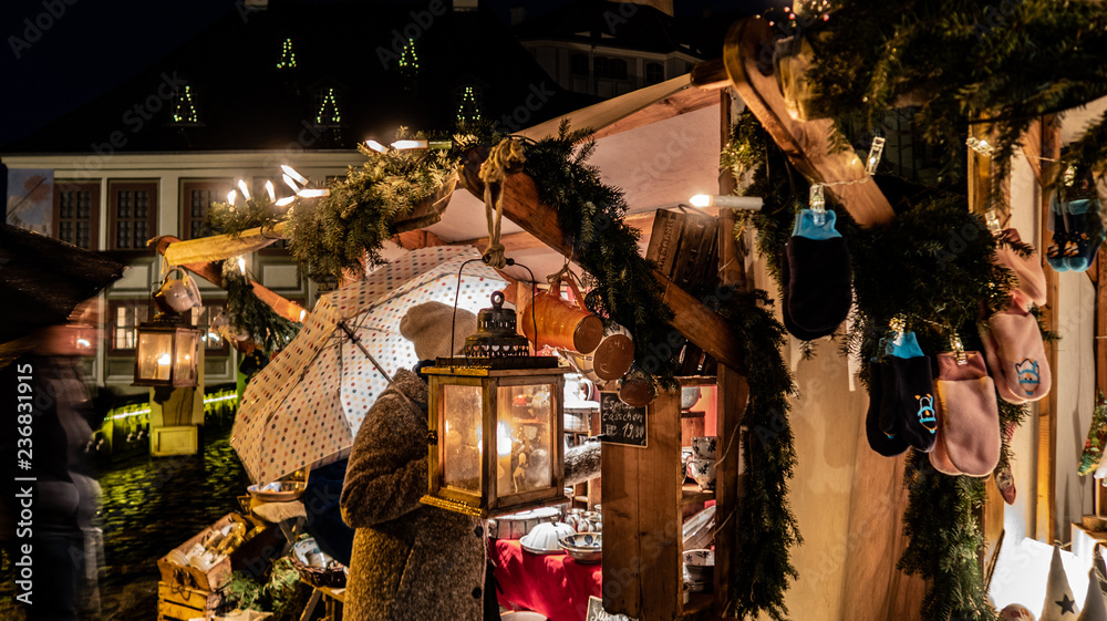 Naklejka premium weihnachtlicher Stand mit Schirm