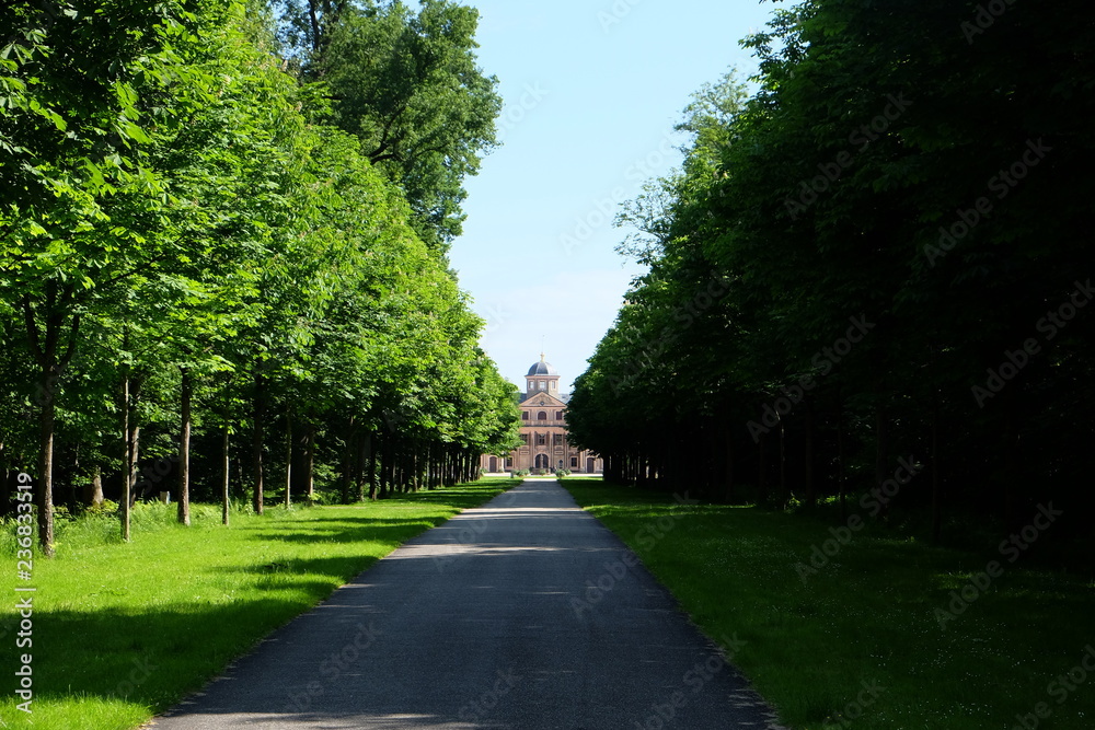 wunderschöner Weg mit viel Natur