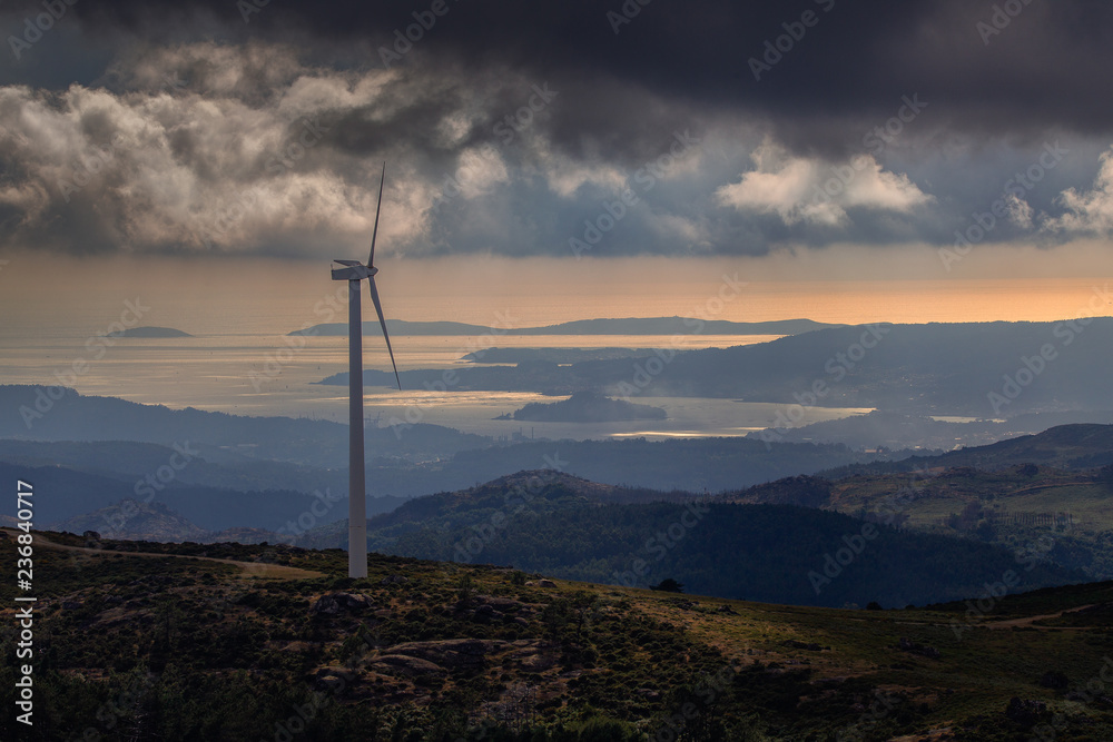 Obraz premium wind turbines at sunset