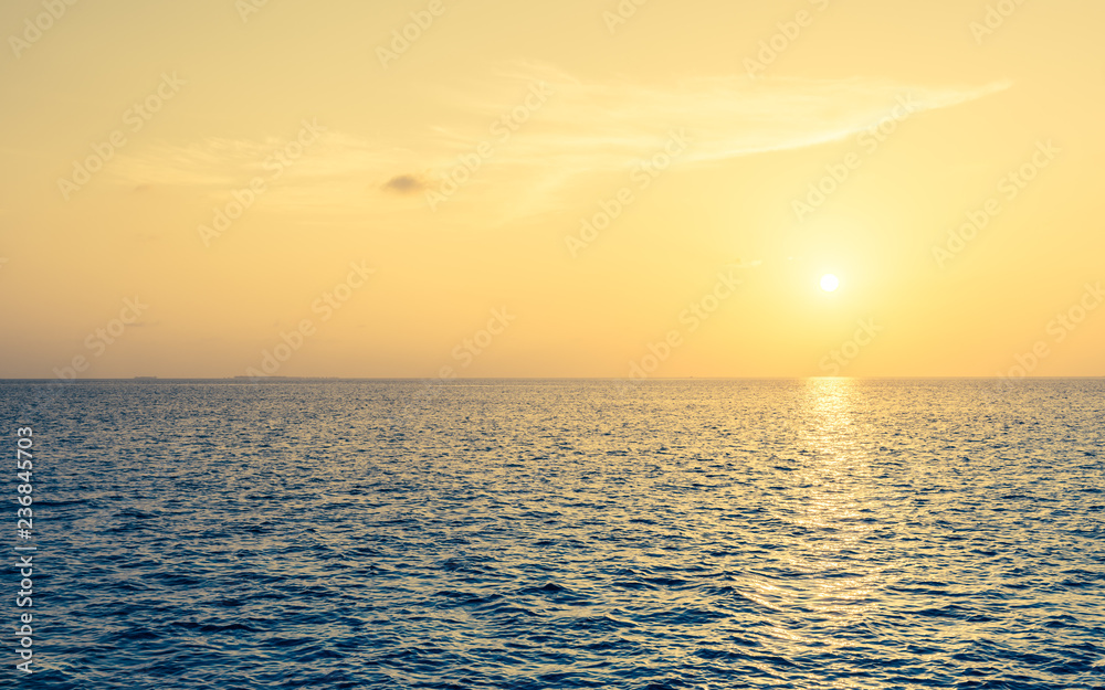 Obraz premium Gorgeous golden sunset. Maldives.
