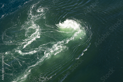 Wasserstrudel und Ströumung auf dem Meer, Luftbild © tronixAS