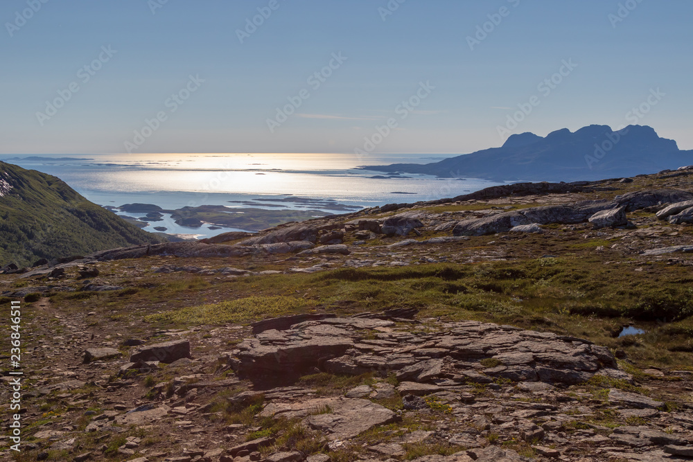 Berglandschaft im Fjell mit Blick auf die Küste und auf eine Insel