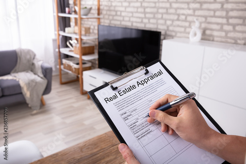 Konstfotografi Man Filling Real Estate Appraisal Form