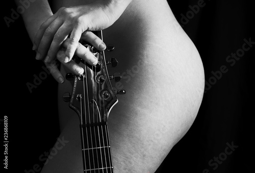 Obraz na płótnie Seksowne ciało z gitarą
