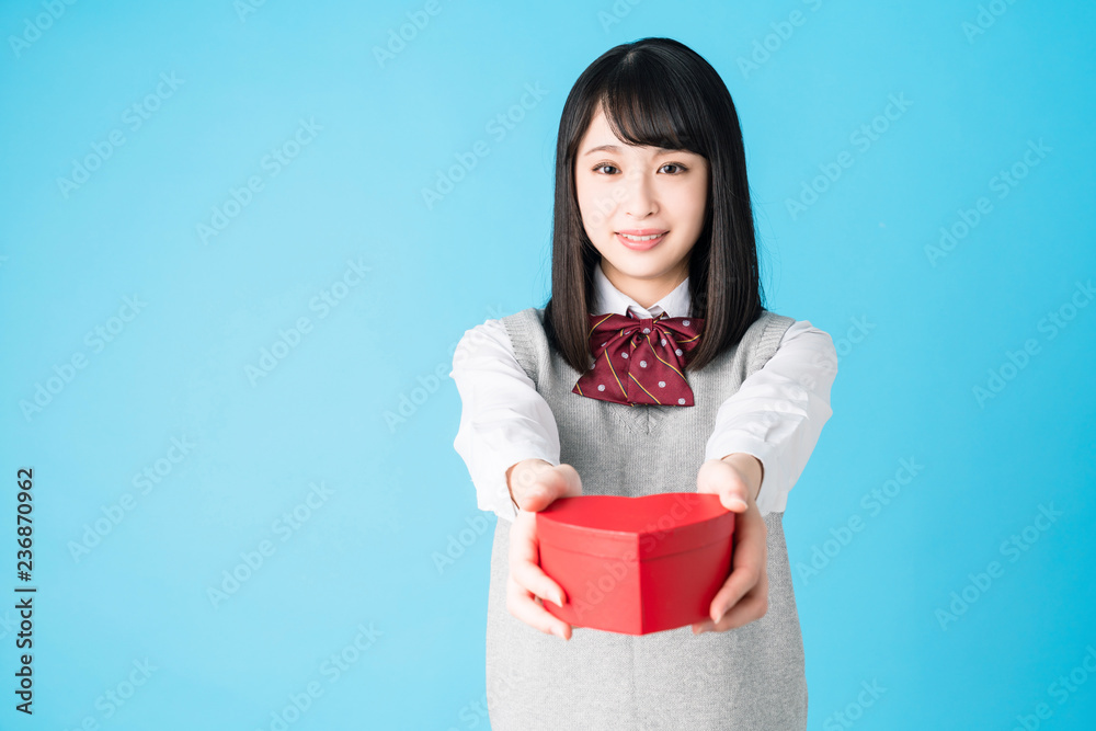 ハートを渡す女子高生 ハートを渡す女子高生