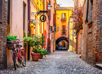 Deken met foto Hal Cozy narrow street in Ferrara, Emilia-Romagna, Italy. Ferrara is capital of the Province of Ferrara  © Ekaterina Belova