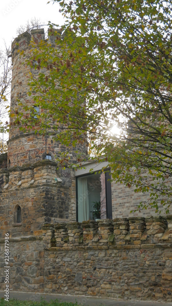 Burg in der Stadt als Wohnhaus Burg in der Stadt als Wohnhaus