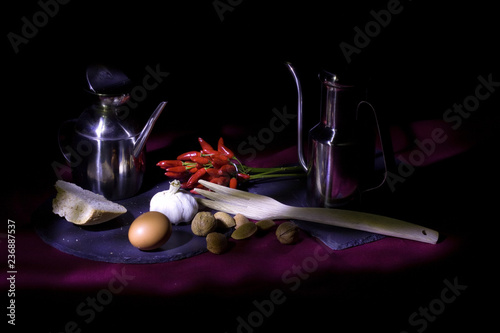 Cibo - cena - forchetta - peperoncino - aglio - uova