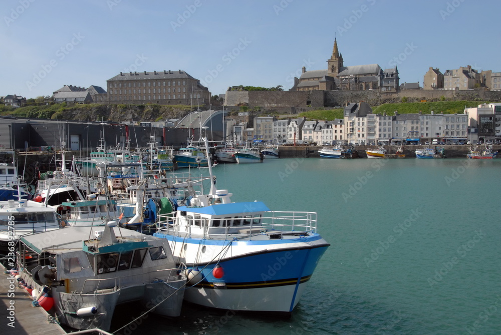 Ville de Granville, bateaux de pêche amarrés dans le port, département de la Manche, France	