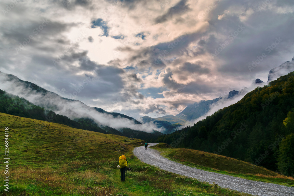 Φωτογραφία Camino de tierra en el pirineo aragones. España