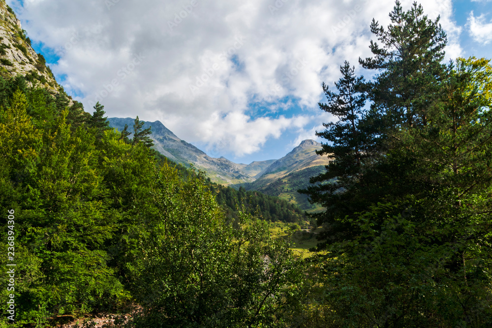 Nubes y claros en el Pirineo Aragones, España