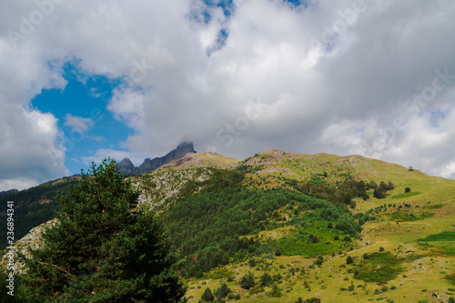 Nubes y claros en el Pirineo Aragones, España