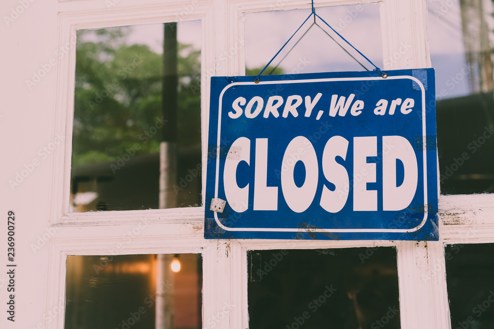 Obraz premium Sorry we are closed sign hang on door of business shop.