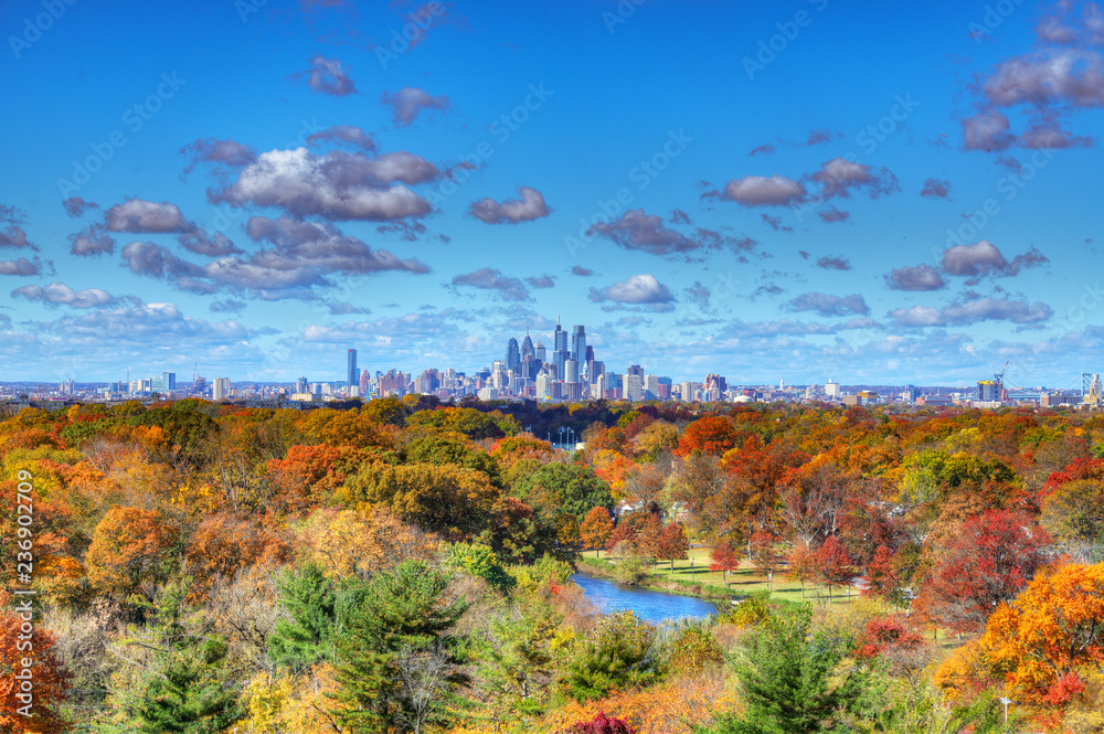Obraz premium Center City Philadelphia Skyline with Fall Colors