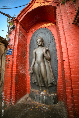 Photo Giant Dīpankara Buddha (Dipankar Buddha) Statue at Swayambhunath Stupa in Kathma