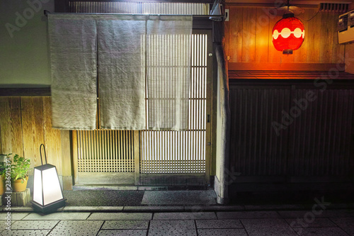夜の京都祇園、日本料理店の玄関