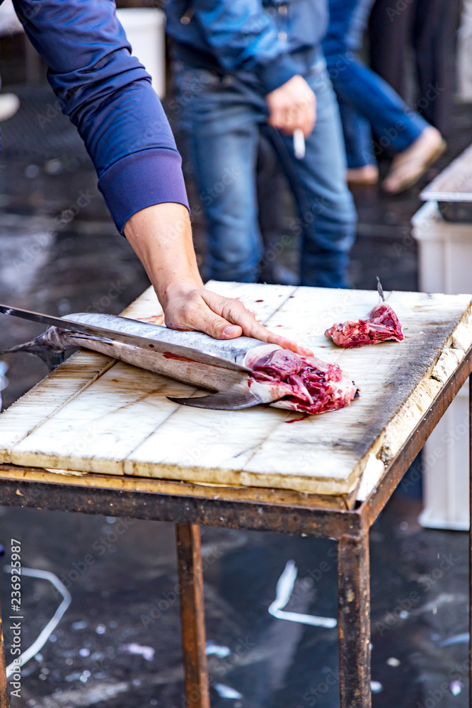 Obraz premium Fish cutting at the fish market