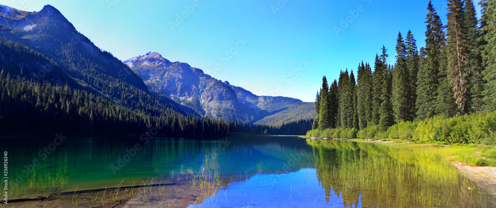 HIgh Lake near Cle ELum with mountains and pine trees wutg beach. - obrazy, fototapety, plakaty 