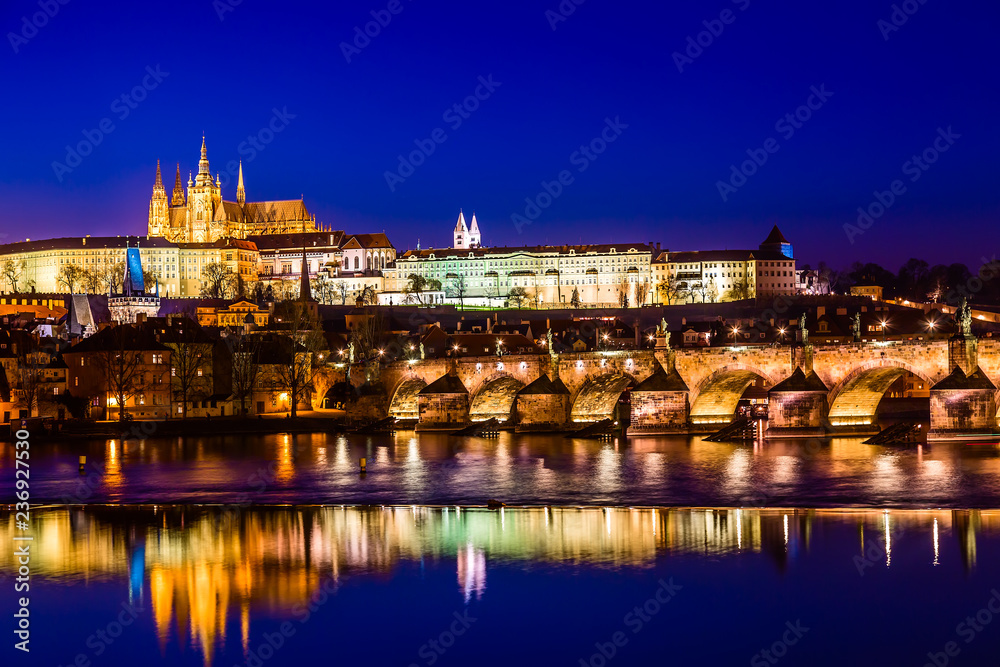 Obraz premium Widok na Most Karola, Zamek Praski i Wełtawę w Pradze, Republika Czeska w czasie zachodu słońca. Znane na całym świecie zabytki w Europie.