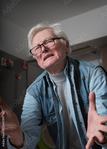 Billede på lærred Elderly man with glasses.