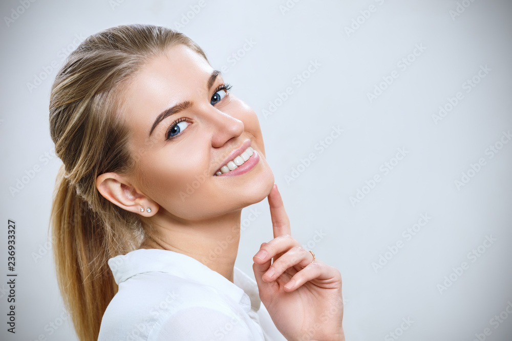 Fototapeta Atrakcyjna caucasian uśmiechnięta kobieta z blondynem.